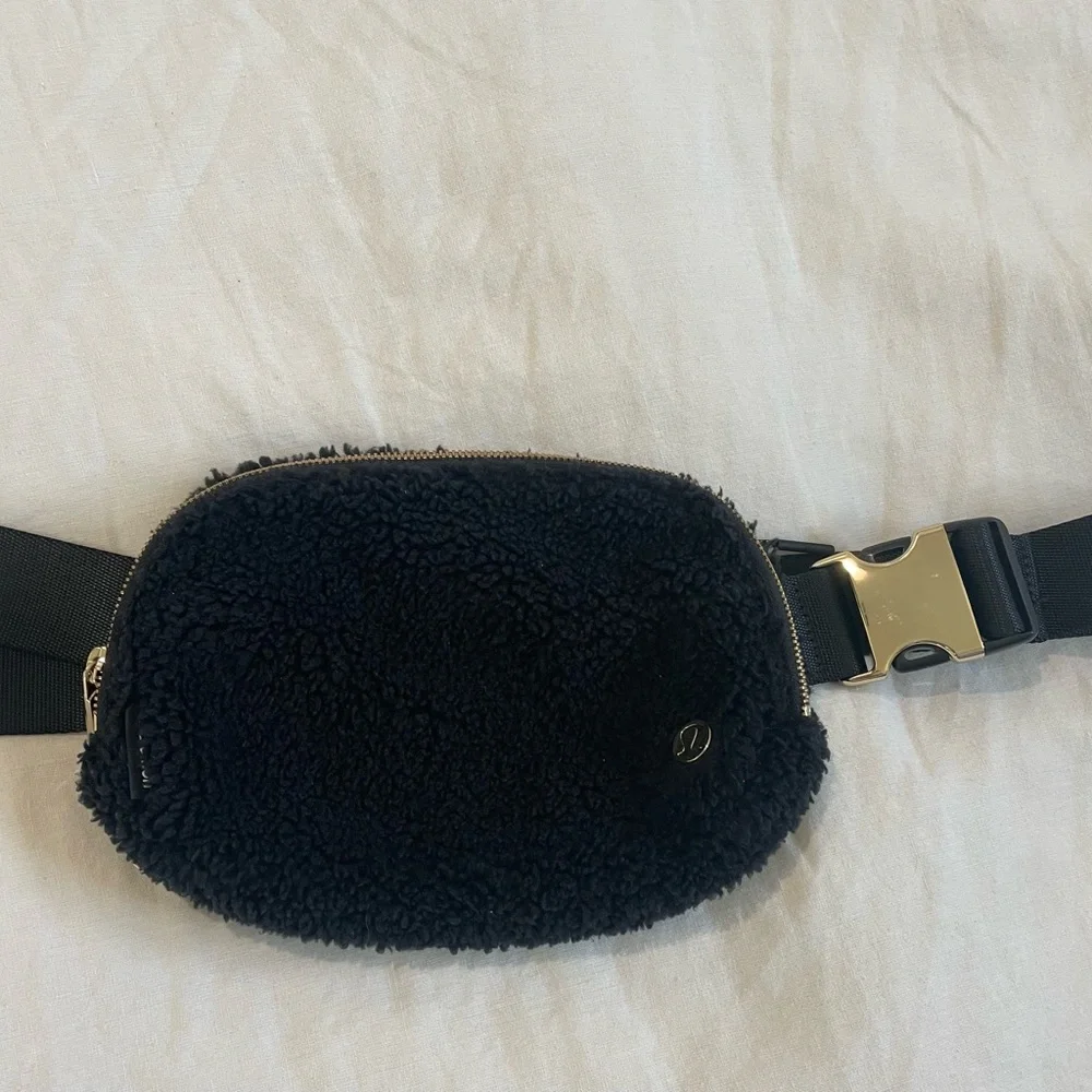 Lululemon Sherpa Belt Bag - Picture 4 of 6